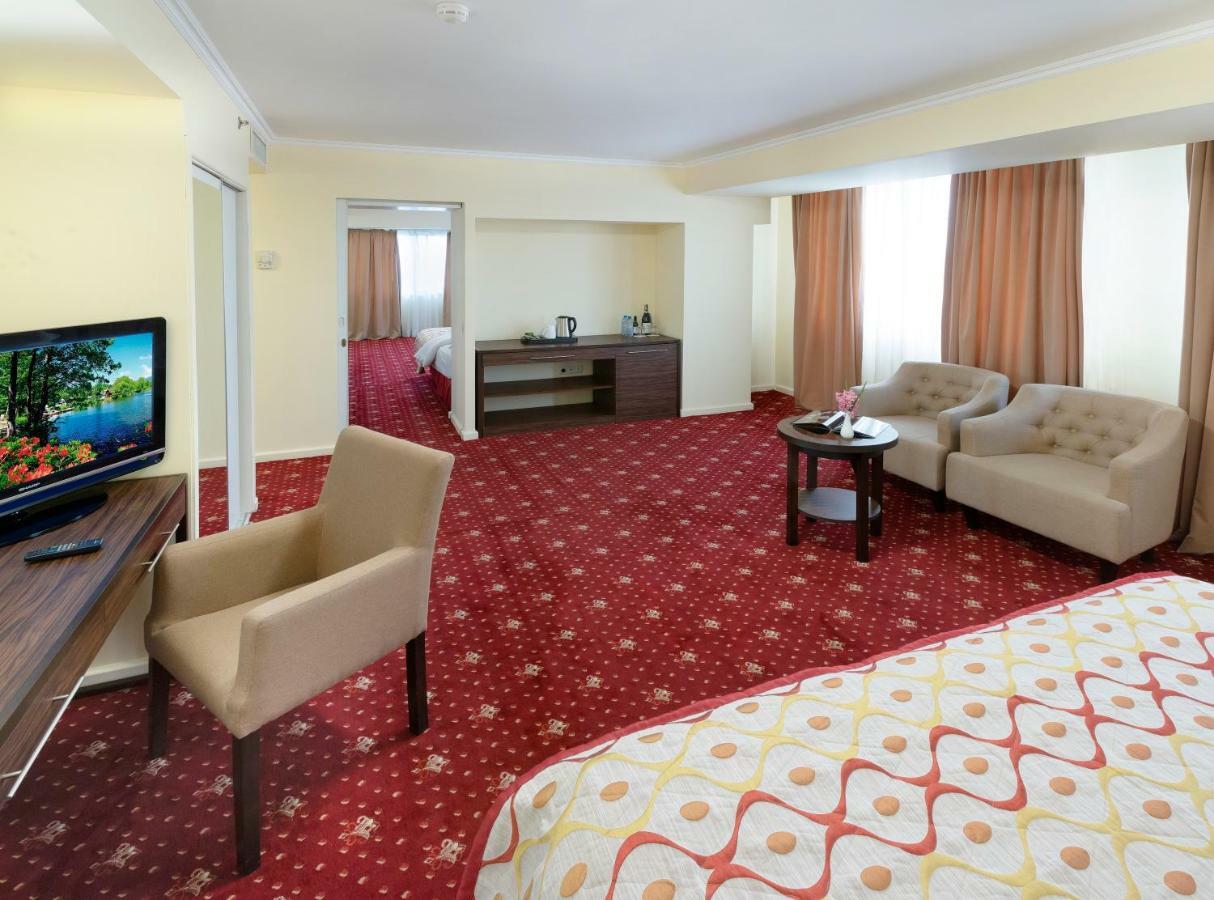 Ani Plaza Hotel Yerevan Bagian luar foto